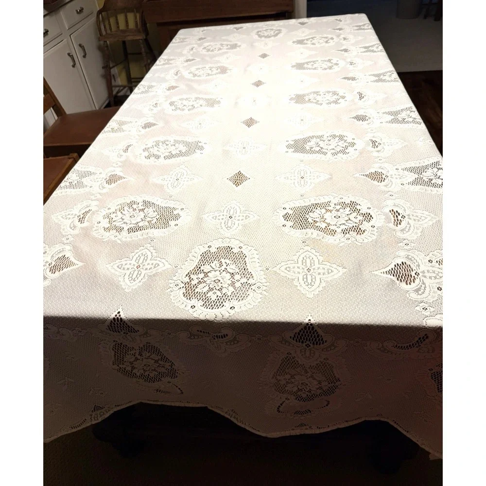 VINTAGE OFF WHITE LACE TABLECLOTH - 101